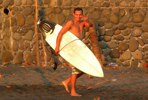 instructor de surf el salvador
